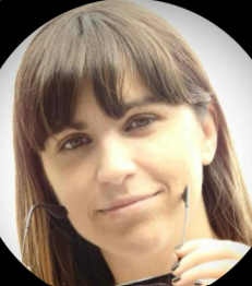foto richini Immagine di Enrica Maggi vicino ad un fiume