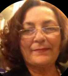 Immagine di Enrica Maggi vicino ad un fiume