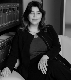 Immagine di Enrica Maggi vicino ad un fiume