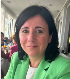 Immagine di Enrica Maggi vicino ad un fiume