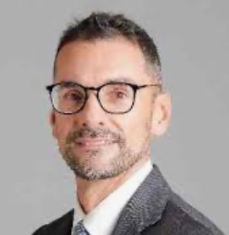 Immagine di Enrica Maggi vicino ad un fiume