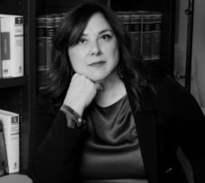 Immagine di Enrica Maggi vicino ad un fiume